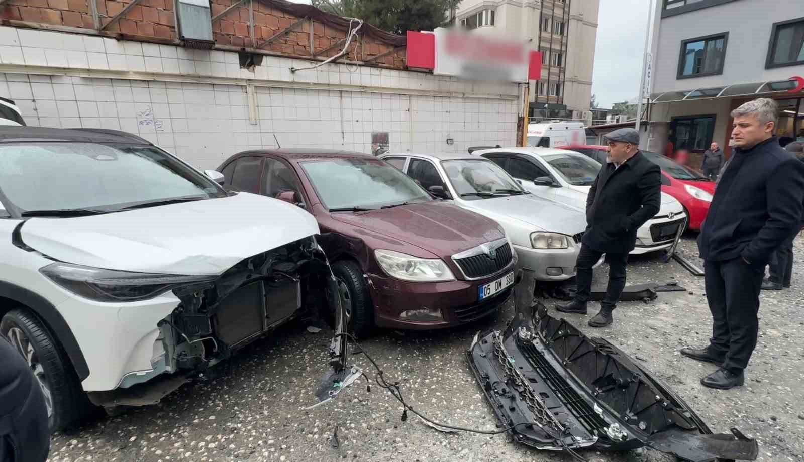 Lüks aracın çarptığı otomobil hastane aciline girdi: O anlar kamerada
