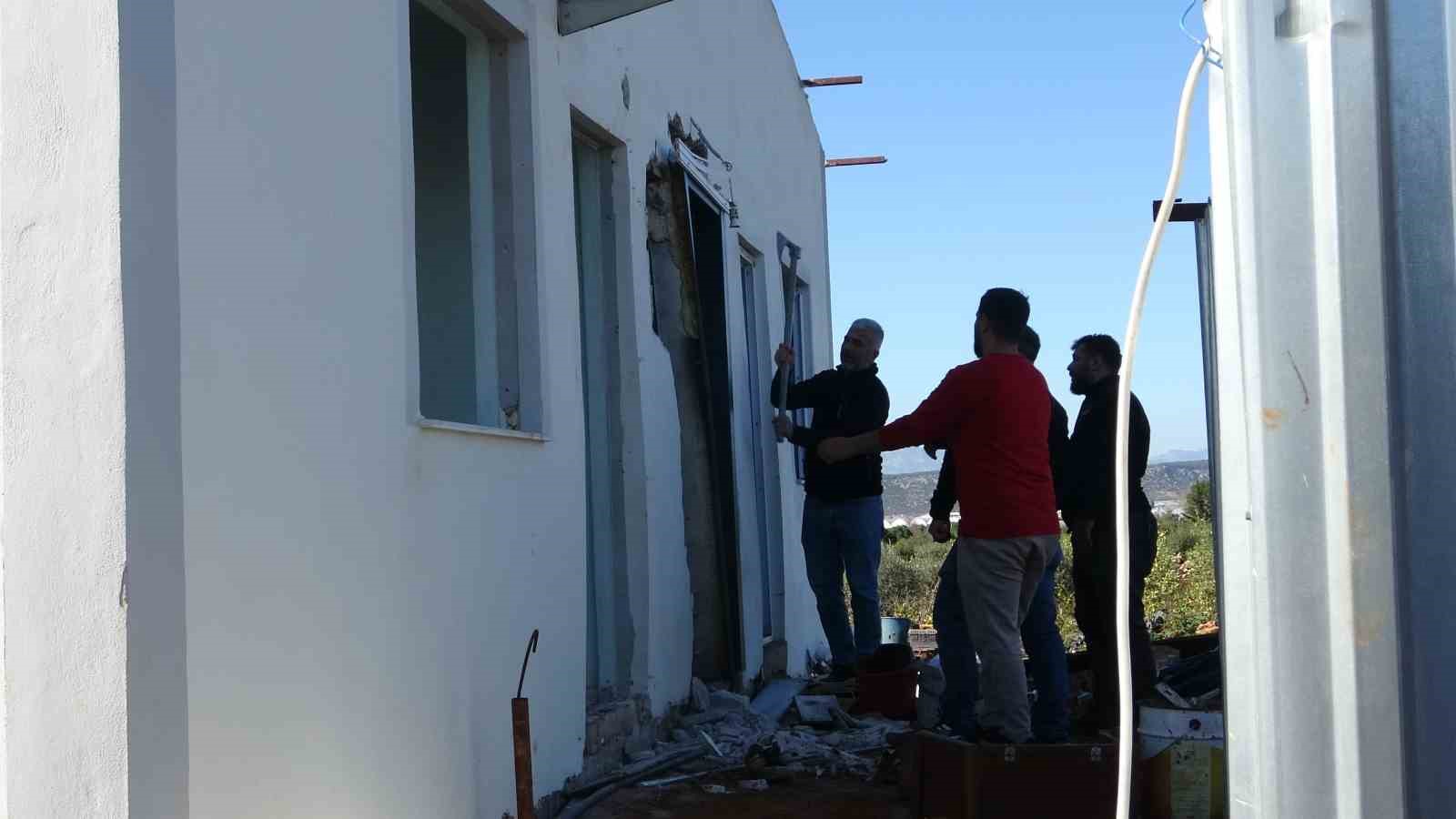 Antalya’da yıkım gerginliği devam etti, evi yıkılan kadın gözyaşlarına boğuldu
