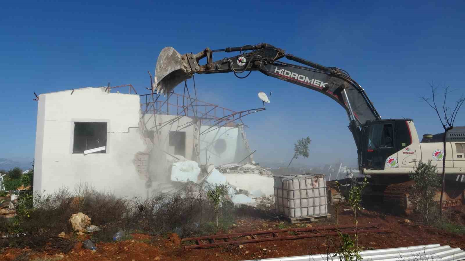 Antalya’da yıkım gerginliği devam etti, evi yıkılan kadın gözyaşlarına boğuldu
