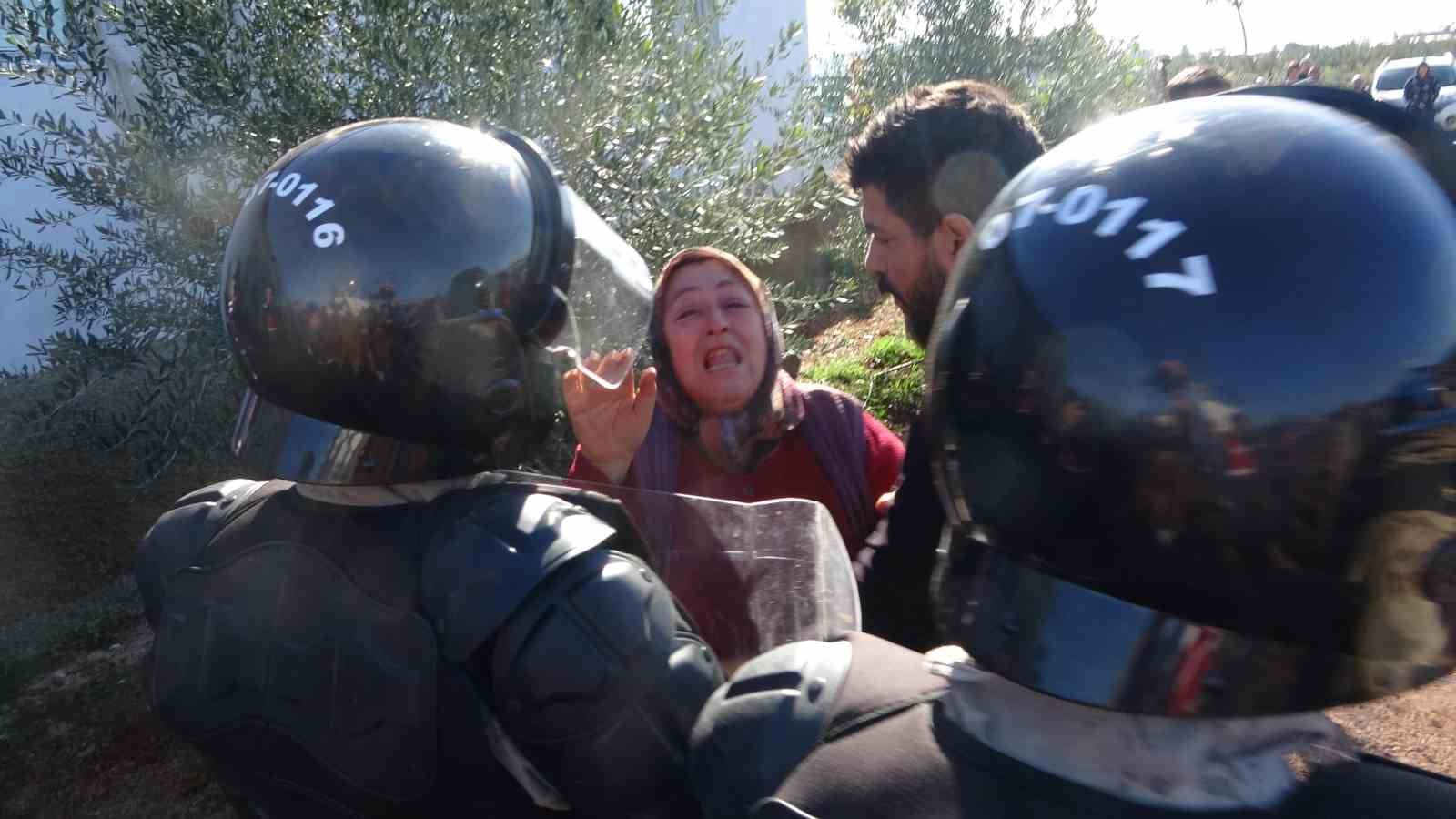 Antalya’da yıkım gerginliği devam etti, evi yıkılan kadın gözyaşlarına boğuldu
