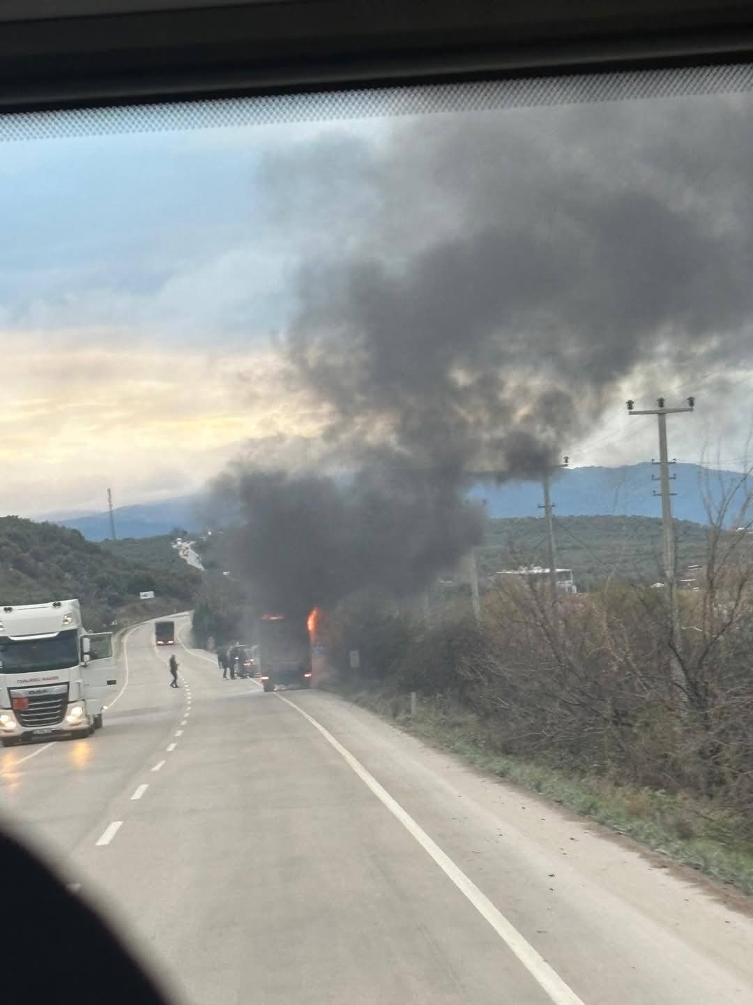 Kamyonette çıkan yangını mahalle muhtarı söndürdü
