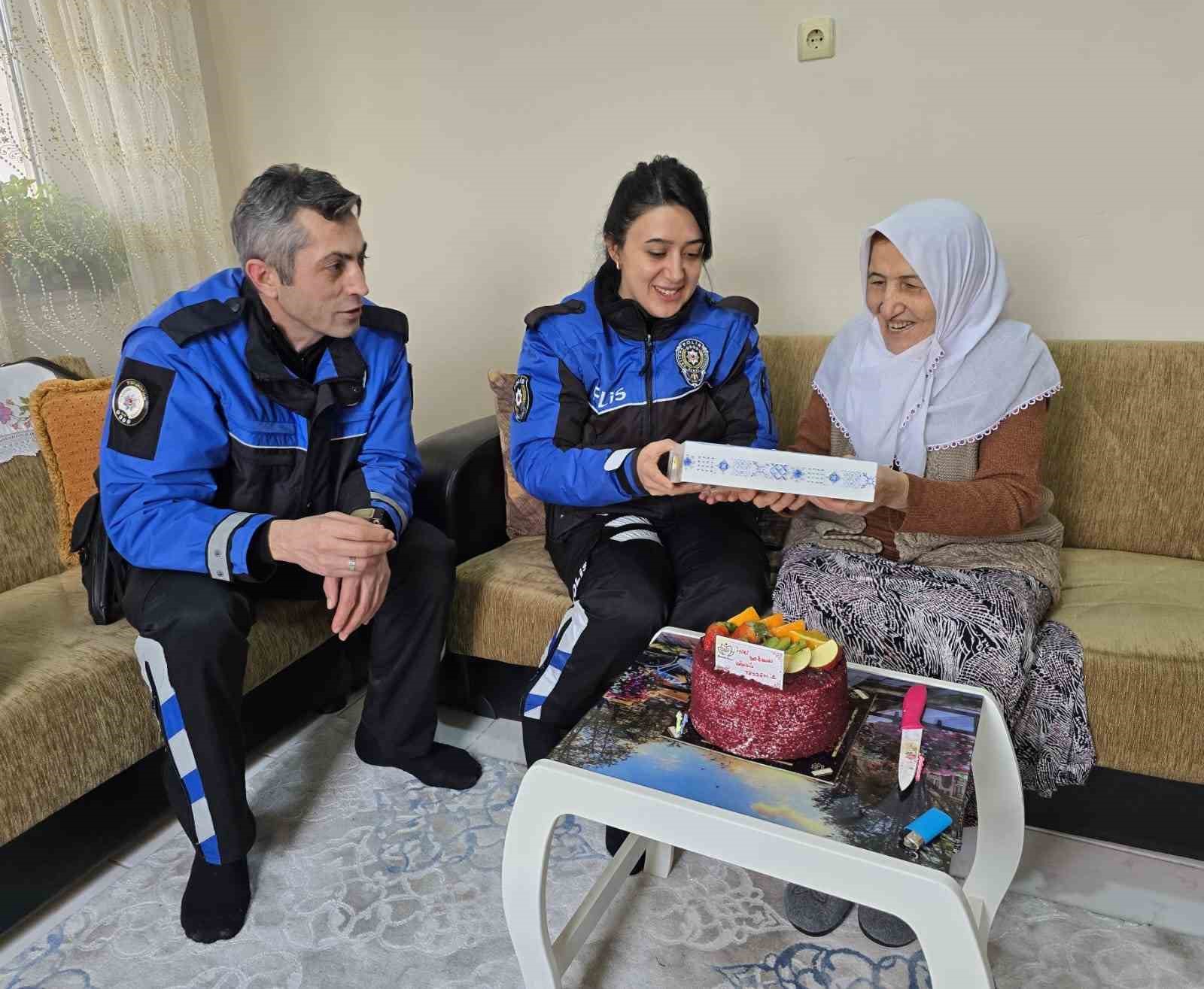 81 yaşındaki yaşlı kadına, emniyetten doğum günü sürprizi
