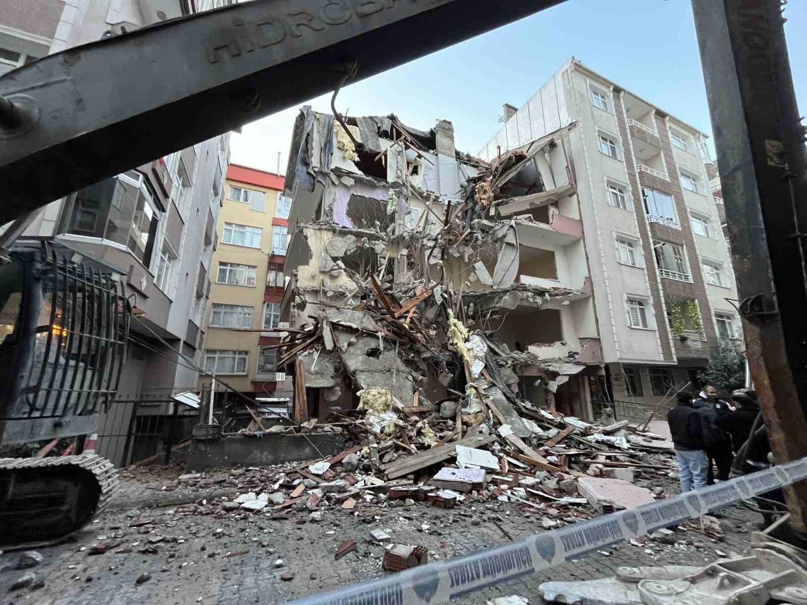 Bahçelievler’de kentsel dönüşüm çalışmaları sırasında bitişikteki binanın kolonları zarar gördü
