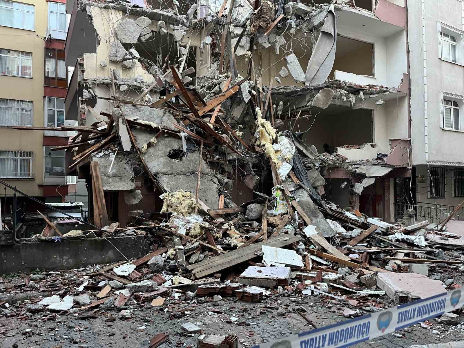 Bahçelievler’de kentsel dönüşüm çalışmaları sırasında bitişikteki binanın kolonları zarar gördü
