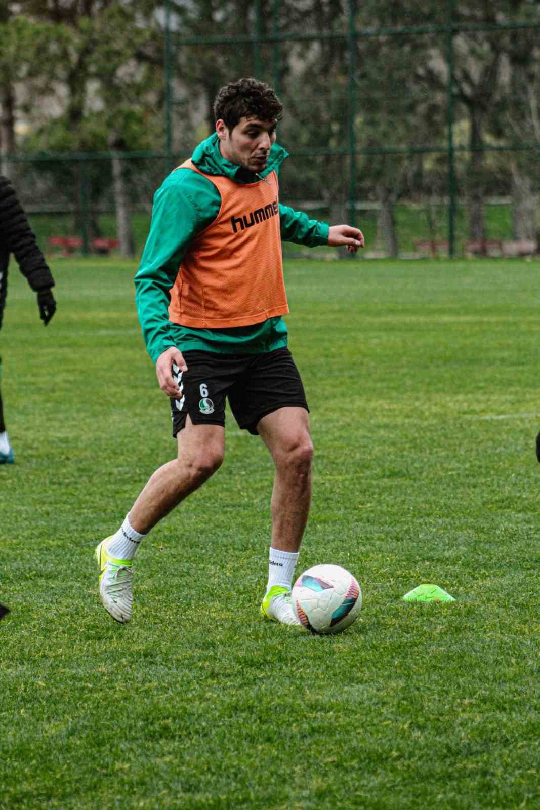 Sakaryaspor, Ankara Keçiörengücü mesaisinde
