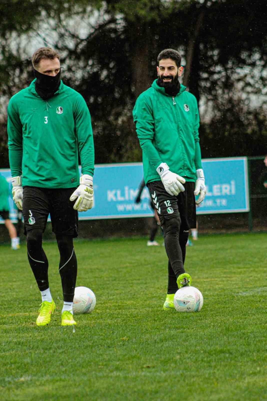 Sakaryaspor, Ankara Keçiörengücü mesaisinde
