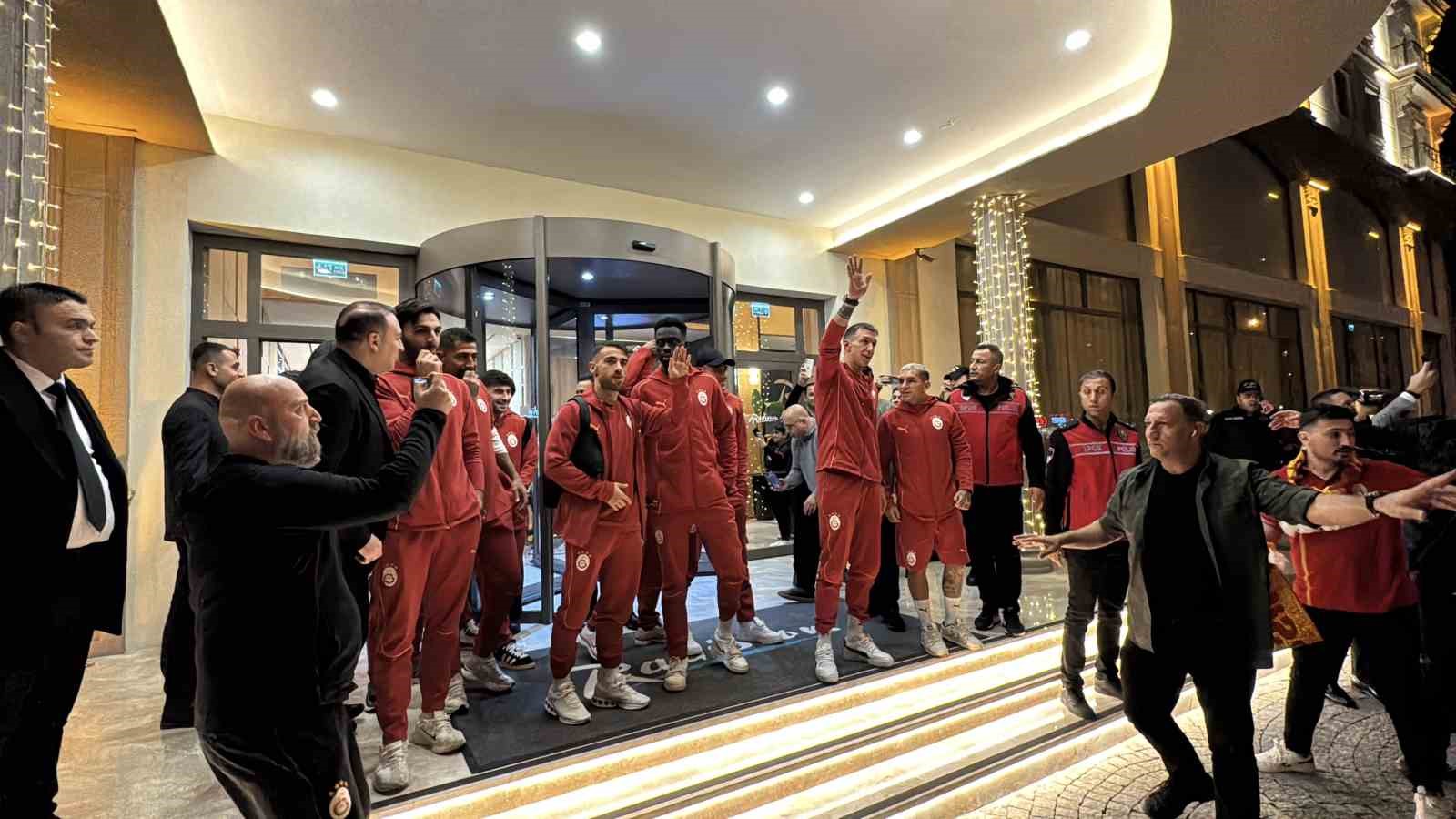 Galatasaray kafilesine Mersin’de coşkulu karşılama
