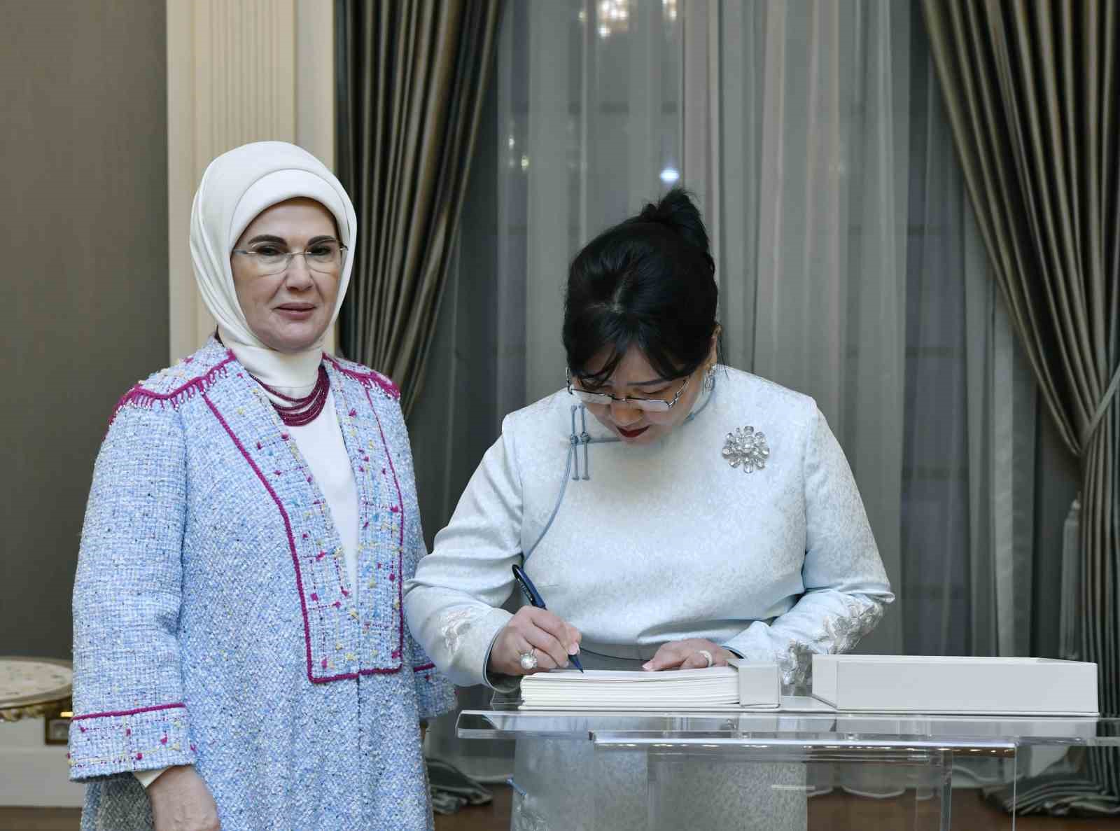 Emine Erdoğan, Moğolistan Cumhurbaşkanı’nın eşi Luvsandorj ile bir araya geldi
