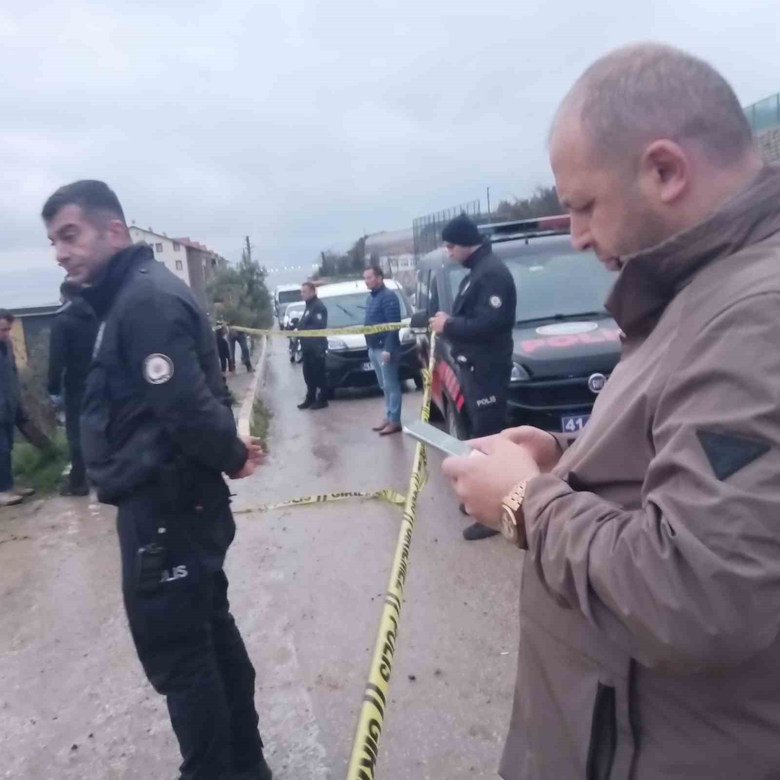 Kocaeli’de bir genç aracında silahla vurulmuş halde ölü bulundu
