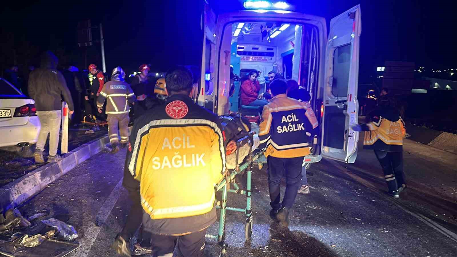 Otomobil ile işçi servisi çarpıştı: 1’i ağır, 28 yaralı
