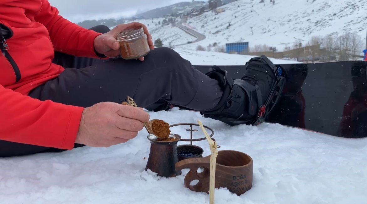 Uludağ’da snowboard yaparken Türk Kahvesi yudumladı
