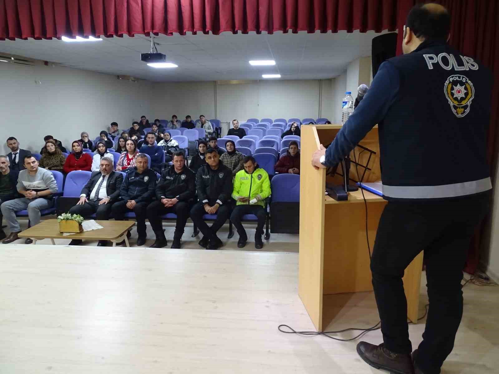 Bayburt polisi öğrencileri ve öğretmenleri bilgilendirmeye devam ediyor
