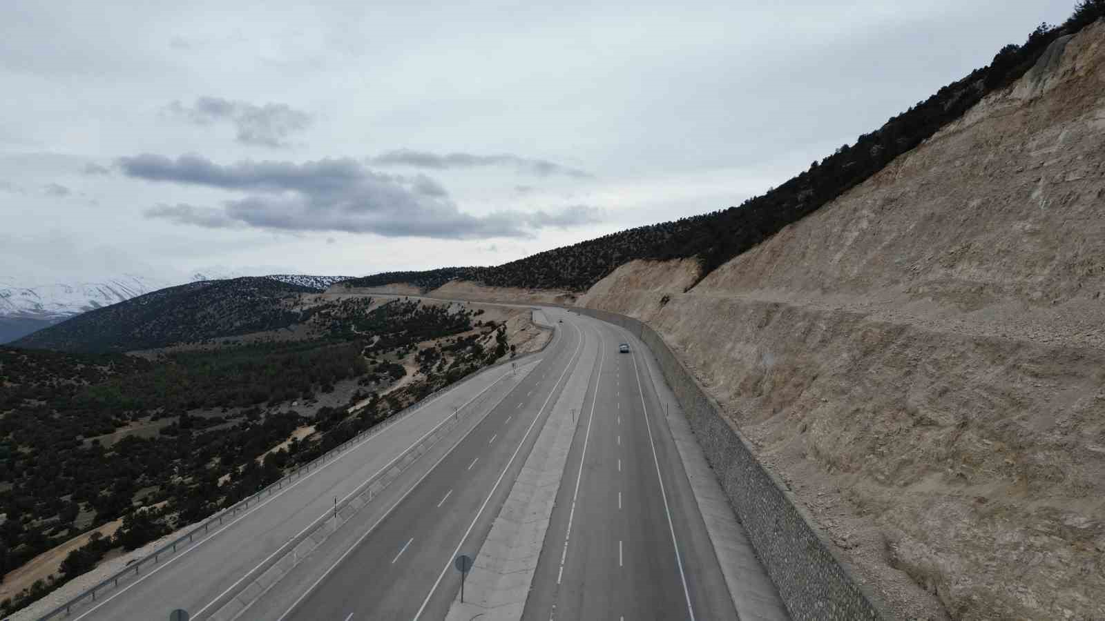 Korkuteli-Elmalı yolu yarın hizmete açılıyor
