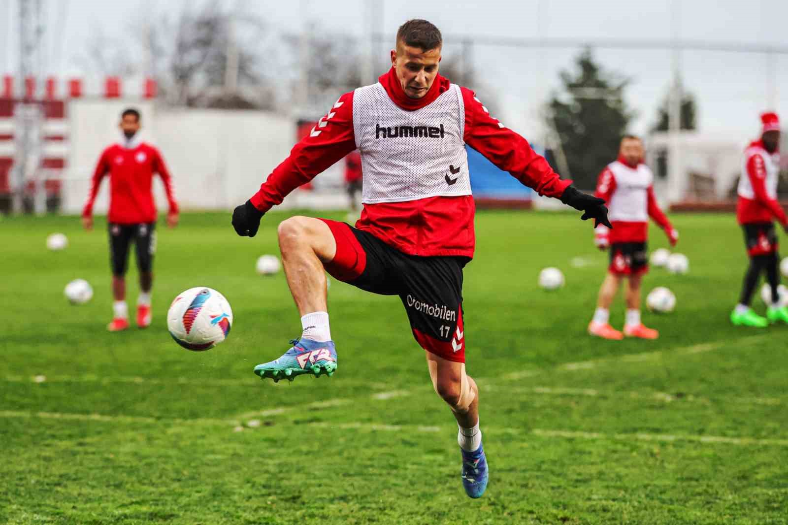 Samsunspor, Beşiktaş ile puan farkını 9’a çıkarmak istiyor
