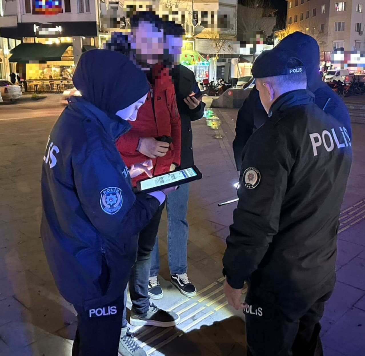 Polis ekiplerinin denetiminde elektro şok tabancası ele geçirildi
