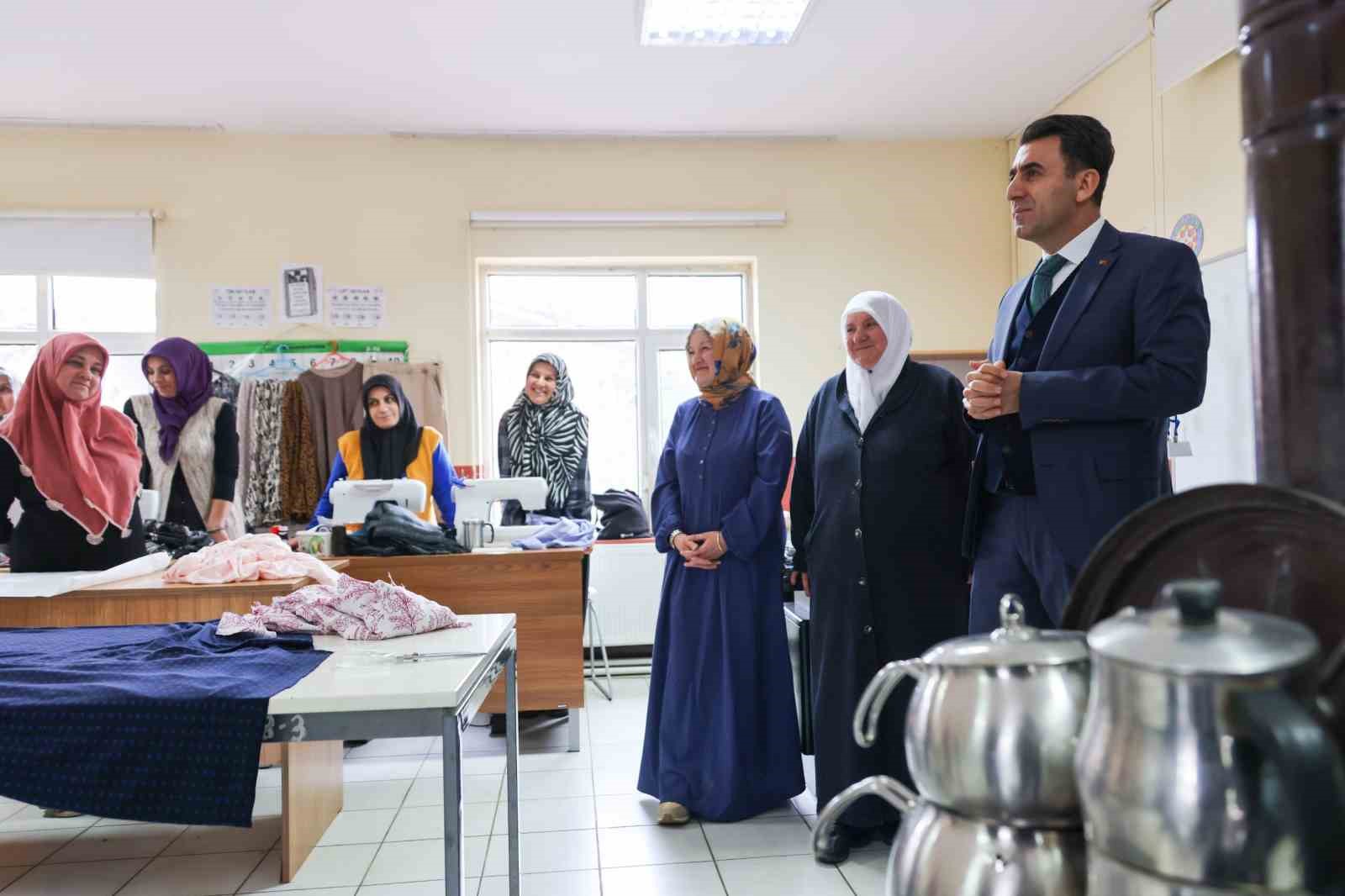 Bilecikli kadın, Vali Aygöl’ün makam aracı Togg’un direksiyonuna geçti
