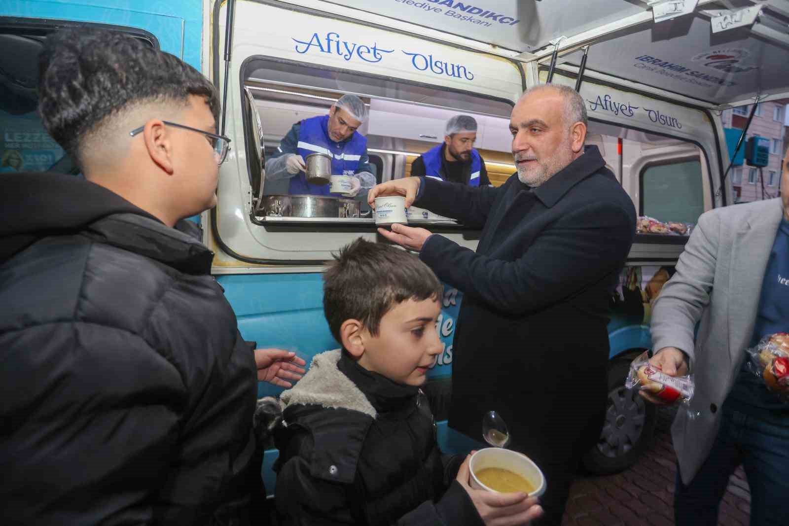 Başkan Sandıkçı’dan vatandaşlara çorba ikramı
