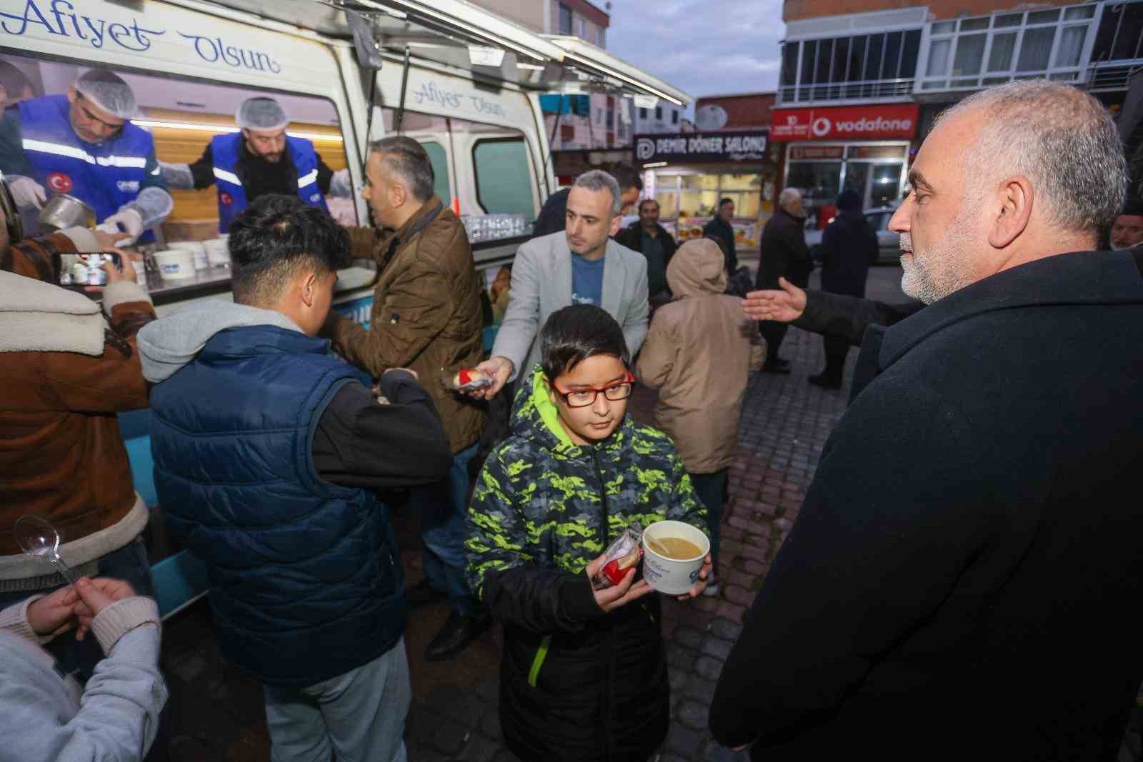 Başkan Sandıkçı’dan vatandaşlara çorba ikramı
