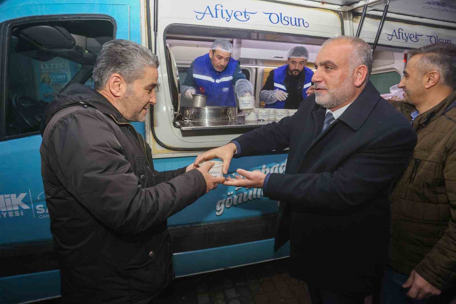 Başkan Sandıkçı’dan vatandaşlara çorba ikramı
