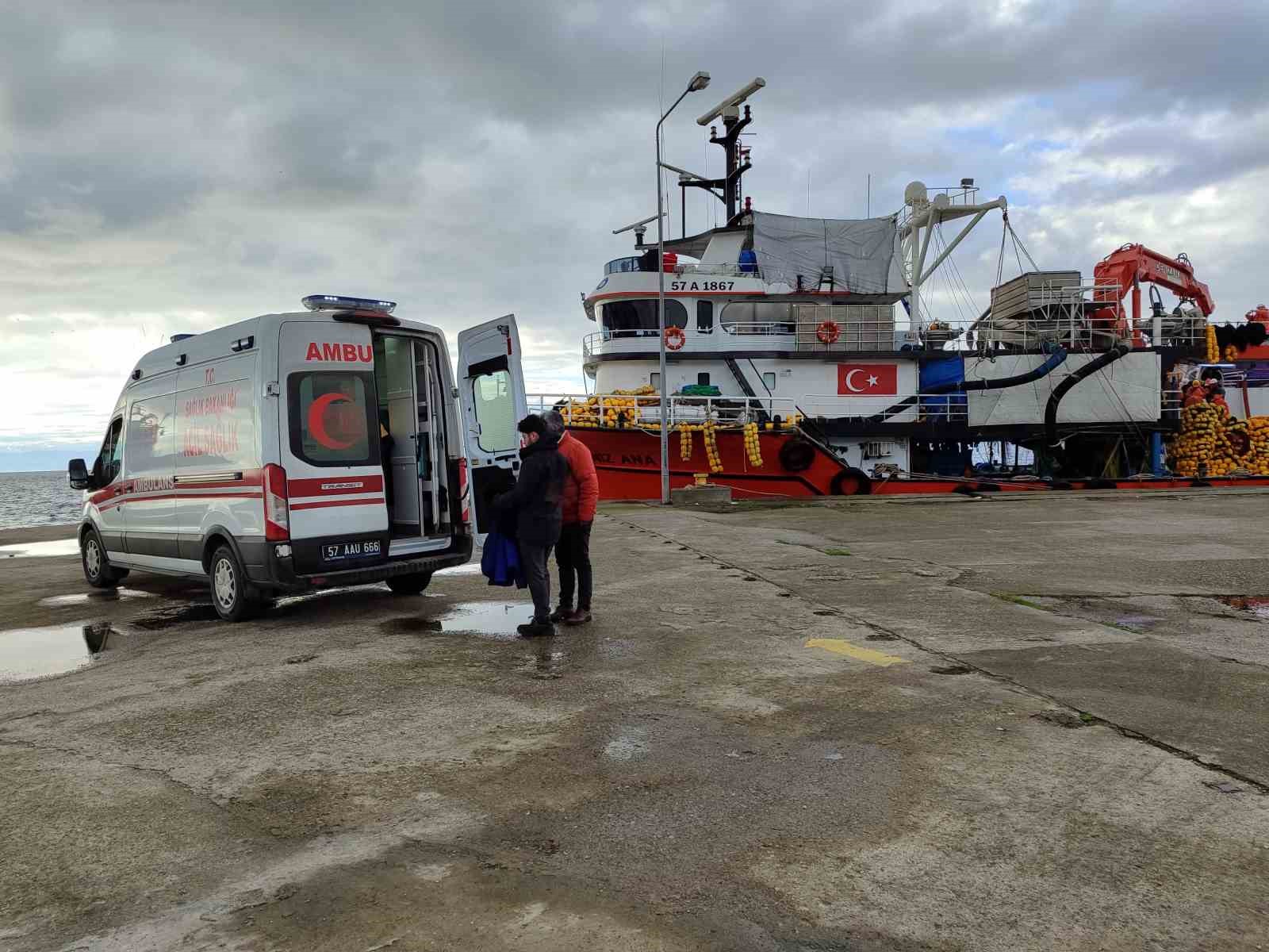 Sinop açıklarında gemide düşen balıkçı yaralandı
