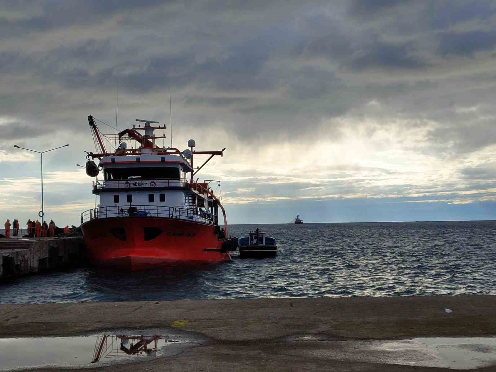 Sinop açıklarında gemide düşen balıkçı yaralandı
