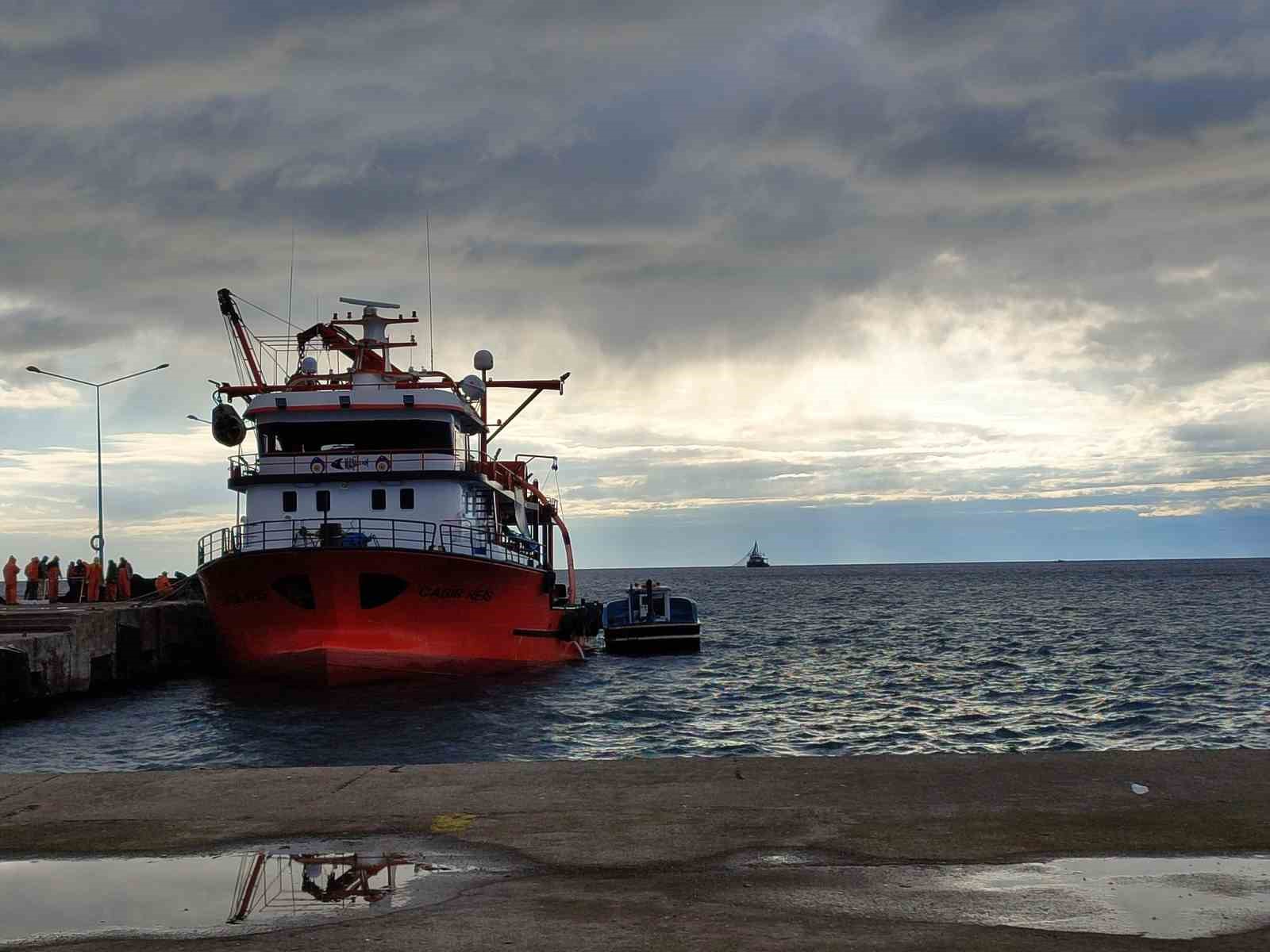 Sinop açıklarında gemide düşen balıkçı yaralandı
