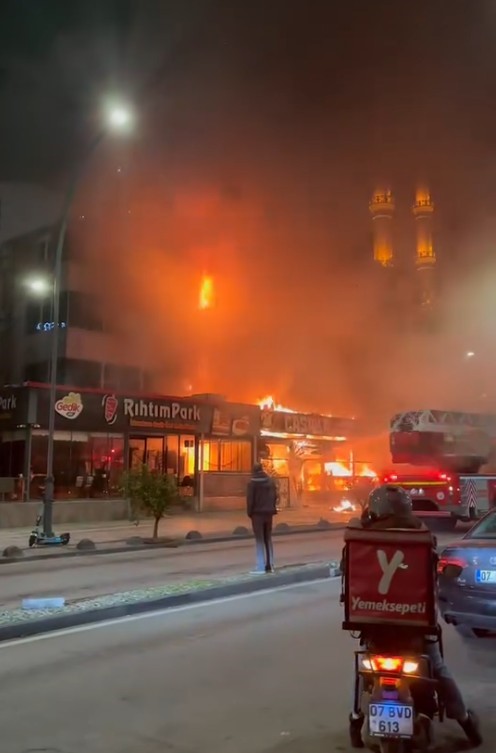 Antalya’da gece alevler binayı sardı, korku dolu anlar yaşandı
