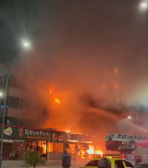 Antalya’da gece alevler binayı sardı, korku dolu anlar yaşandı
