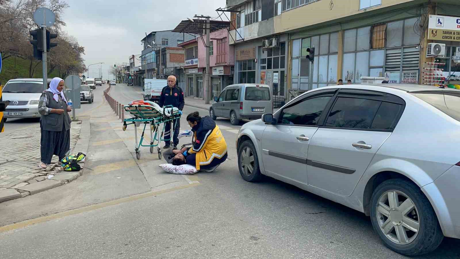 Kırmızı ışık ihlali yapan otomobil motosiklete çarptı: 1 yaralı
