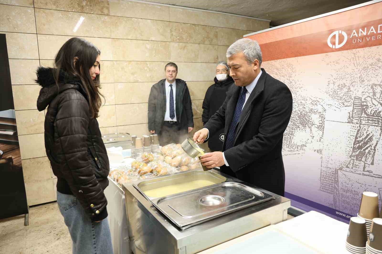 Final haftasına hazırlanan öğrencilere Rektör Adıgüzel’den çorba, çay ve kahve ikramı
