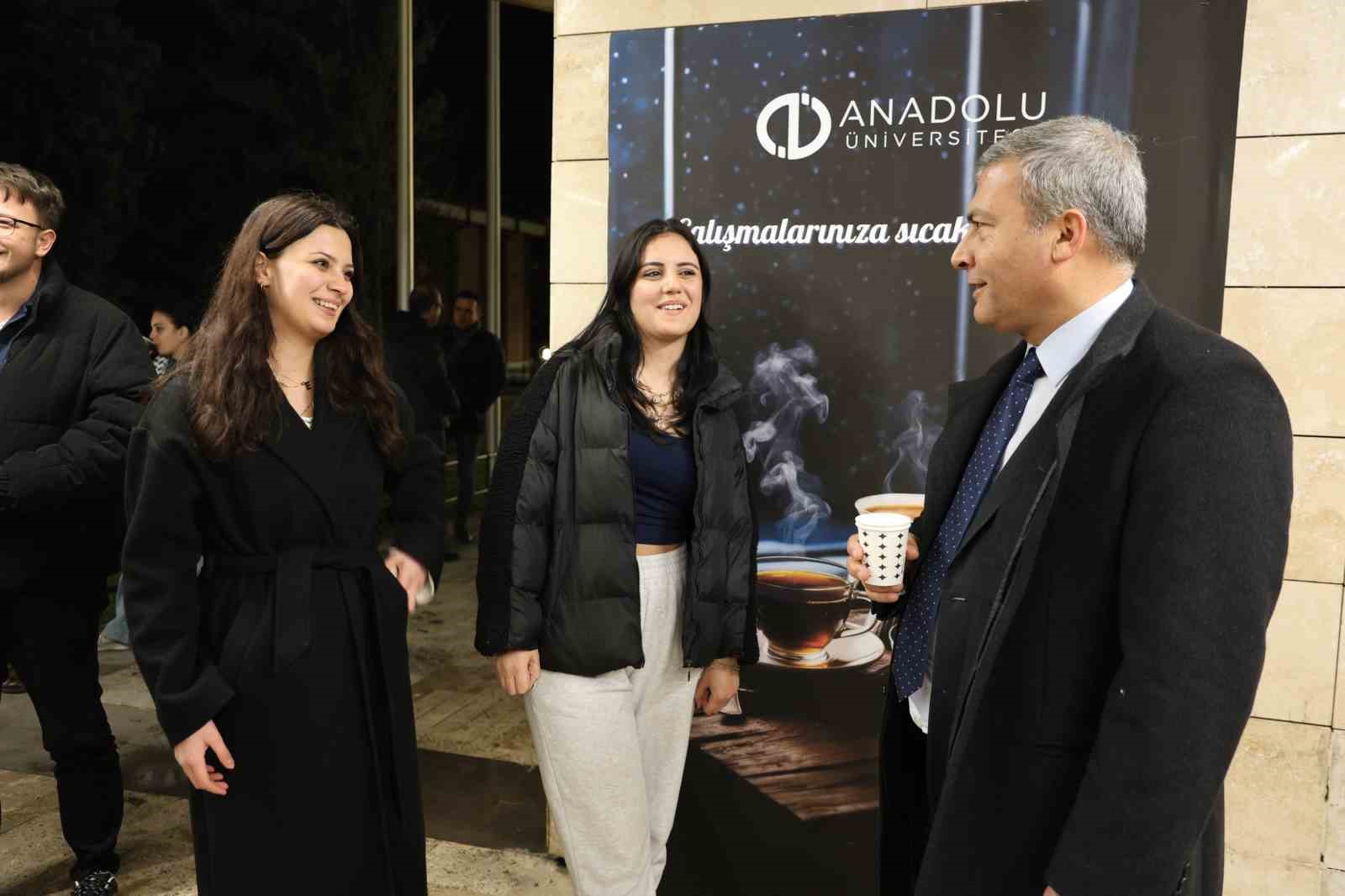 Final haftasına hazırlanan öğrencilere Rektör Adıgüzel’den çorba, çay ve kahve ikramı
