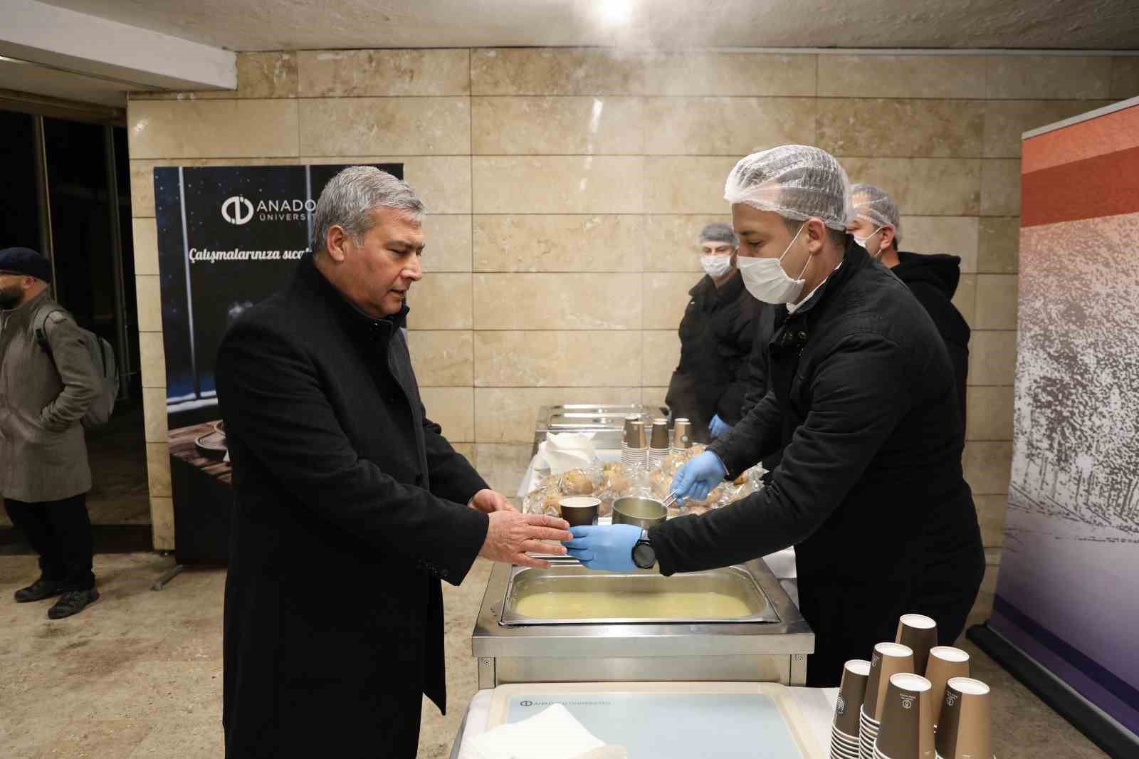 Final haftasına hazırlanan öğrencilere Rektör Adıgüzel’den çorba, çay ve kahve ikramı
