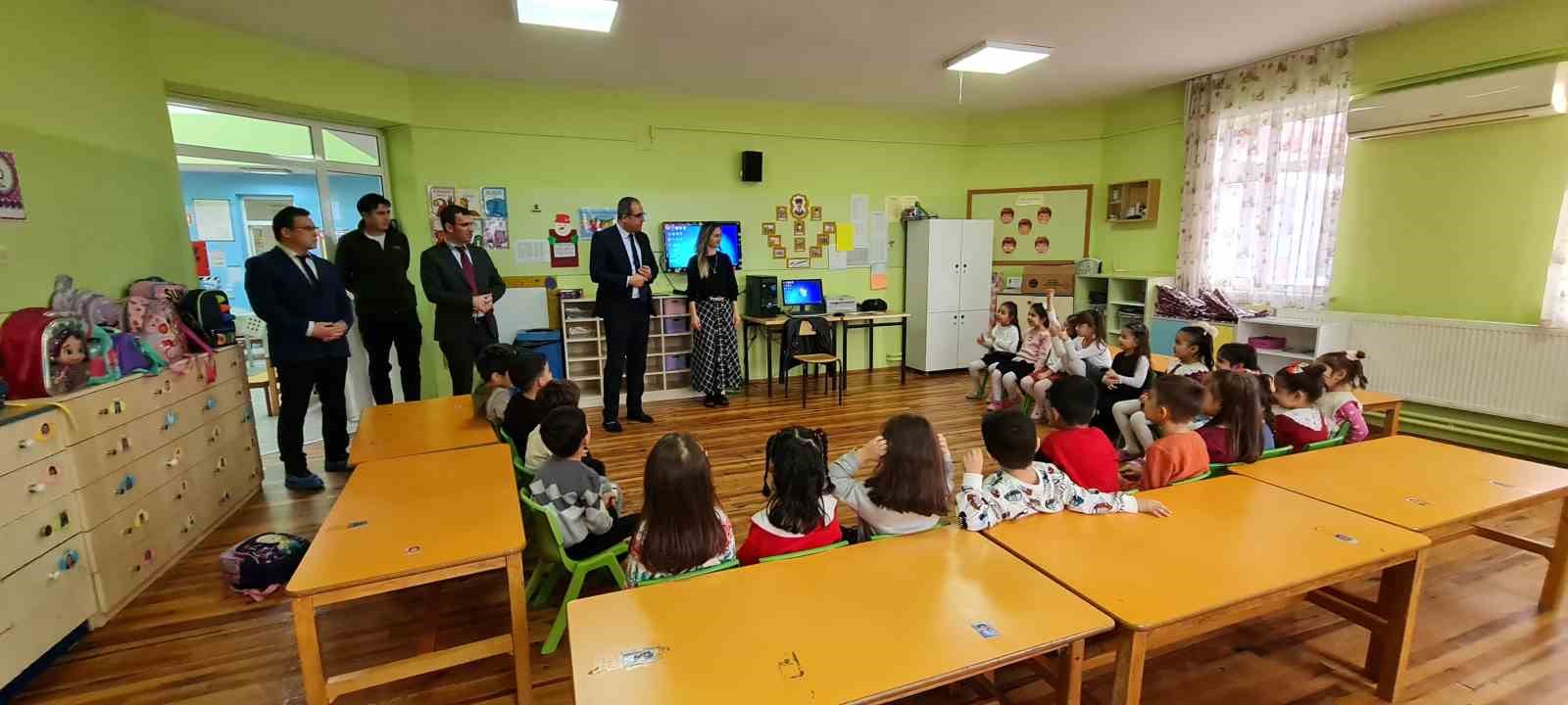 Kaymakam Dalak öğrencilerin karne sevincine ortak oldu
