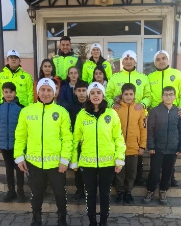 Bitlis polisinden anlamlı yarıyıl tatili mesajı
