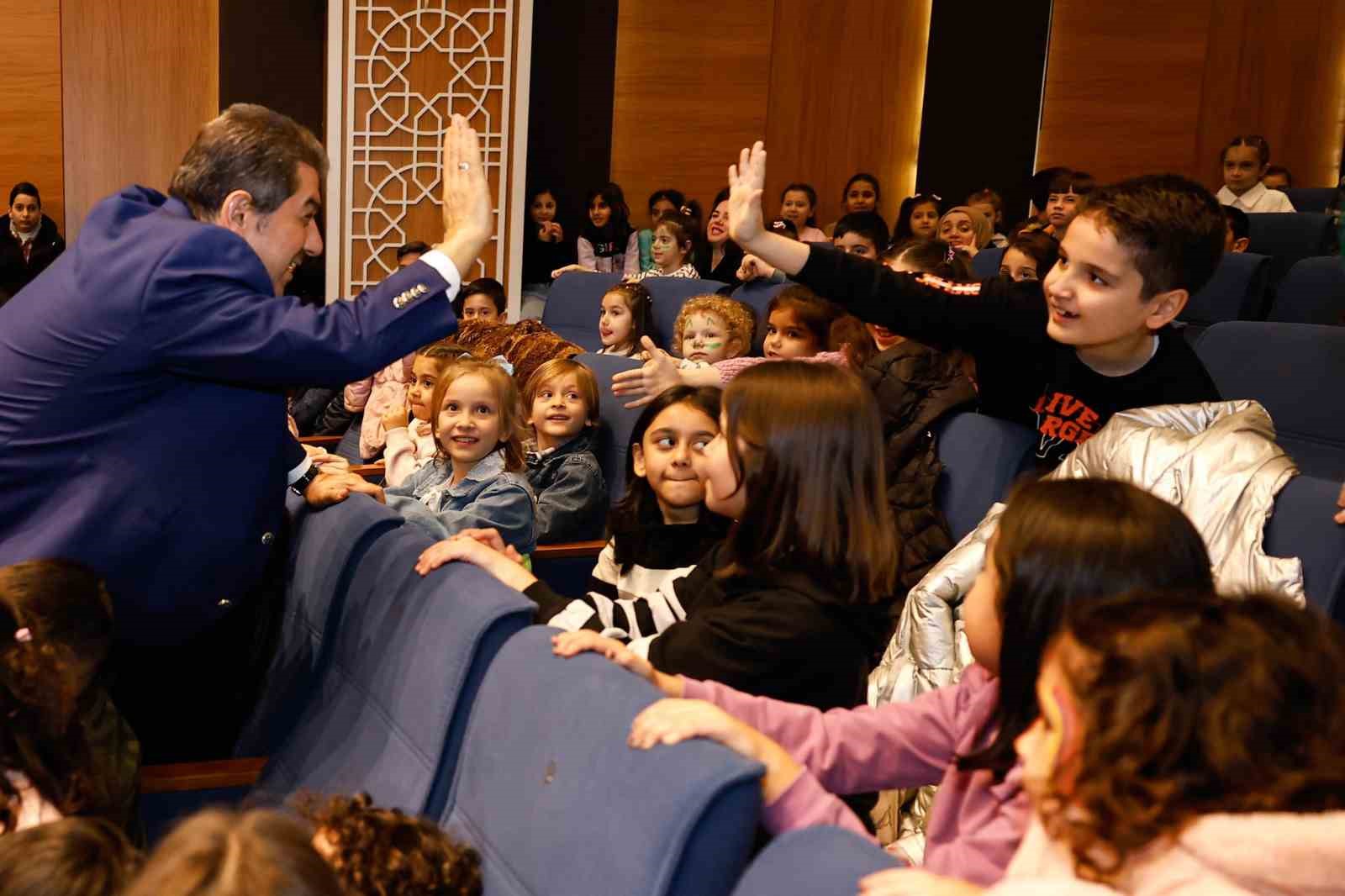 Esenler Belediye Başkanı Göksu, miniklerin karne heyecanına ortak oldu
