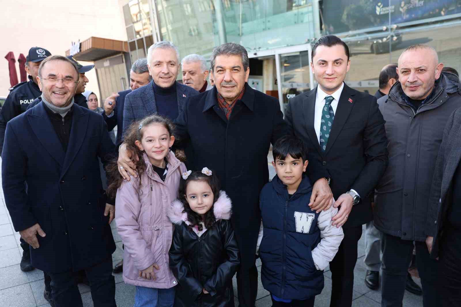 Esenler Belediye Başkanı Göksu, miniklerin karne heyecanına ortak oldu
