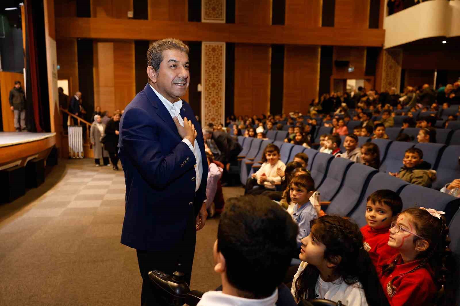 Esenler Belediye Başkanı Göksu, miniklerin karne heyecanına ortak oldu
