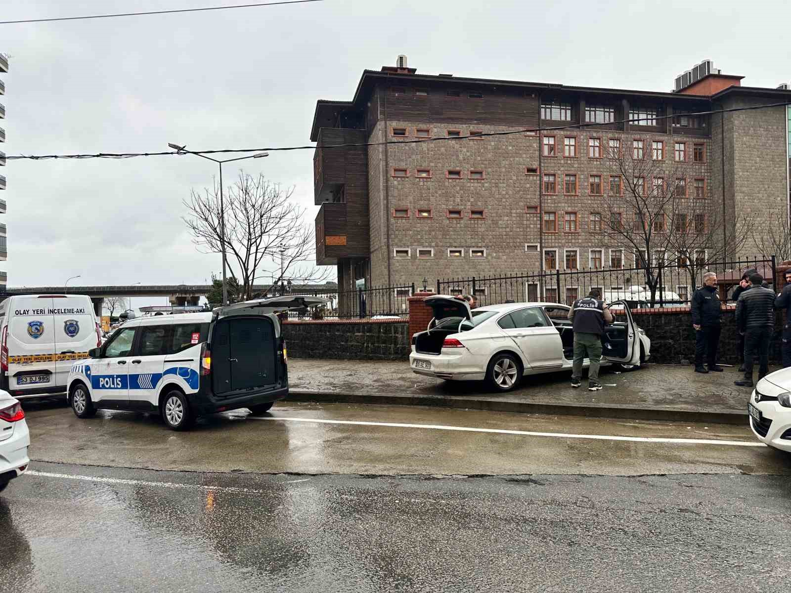 Silahla sırtından vurulduktan sonra aracıyla hastaneye giderken kaza yaptı
