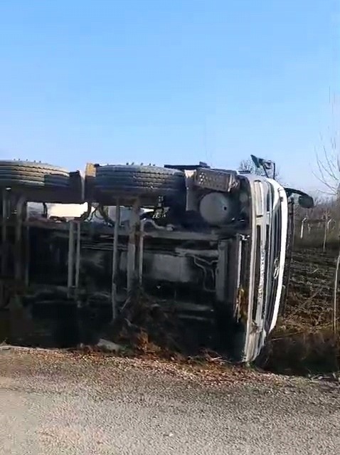 Kontrolden çıkan beton mikseri devrildi sürücüsü yaralandı
