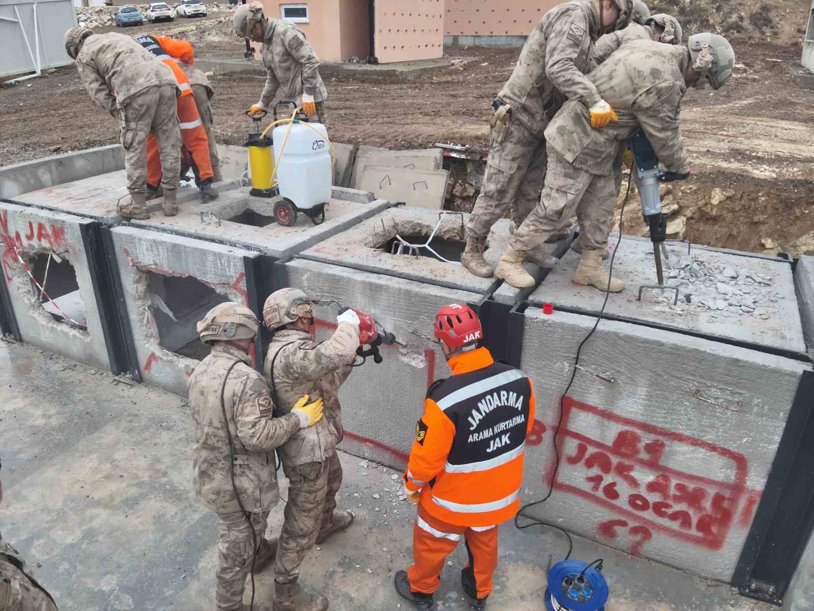 Sivas’ta komandolara arama kurtarma eğitimi verildi
