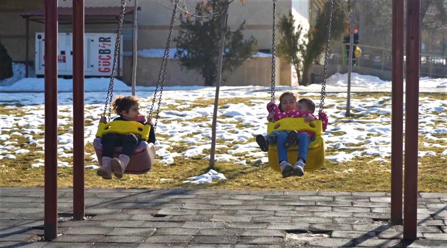 Karnesini alan çocuklar parkta güneşin tadını çıkardı
