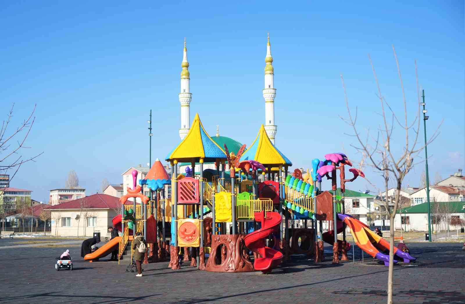 Karnesini alan çocuklar parkta güneşin tadını çıkardı
