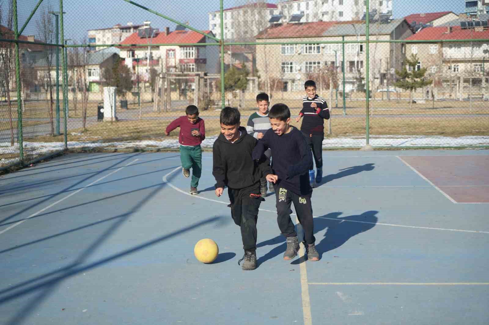 Karnesini alan çocuklar parkta güneşin tadını çıkardı
