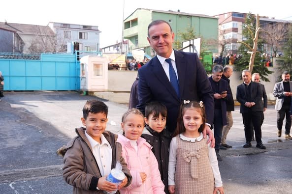 Sancaktepe Belediye Başkanı Yeğin öğrencilerin karne sevincine ortak oldu
