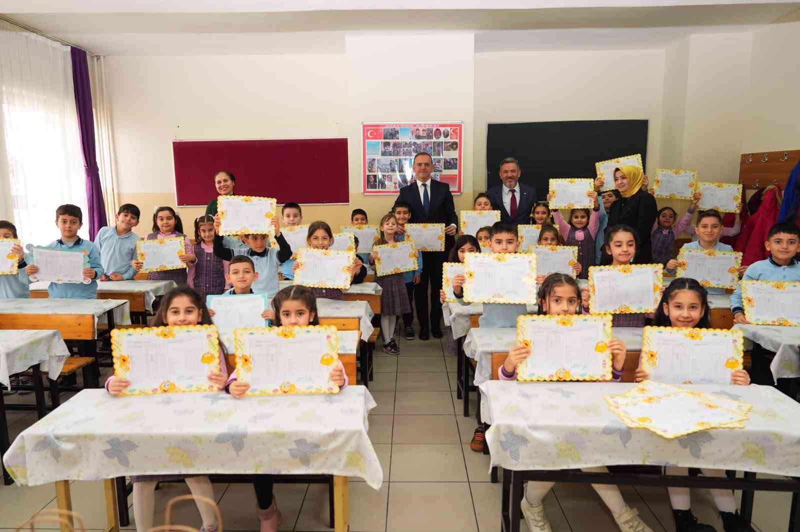 Sancaktepe Belediye Başkanı Yeğin öğrencilerin karne sevincine ortak oldu
