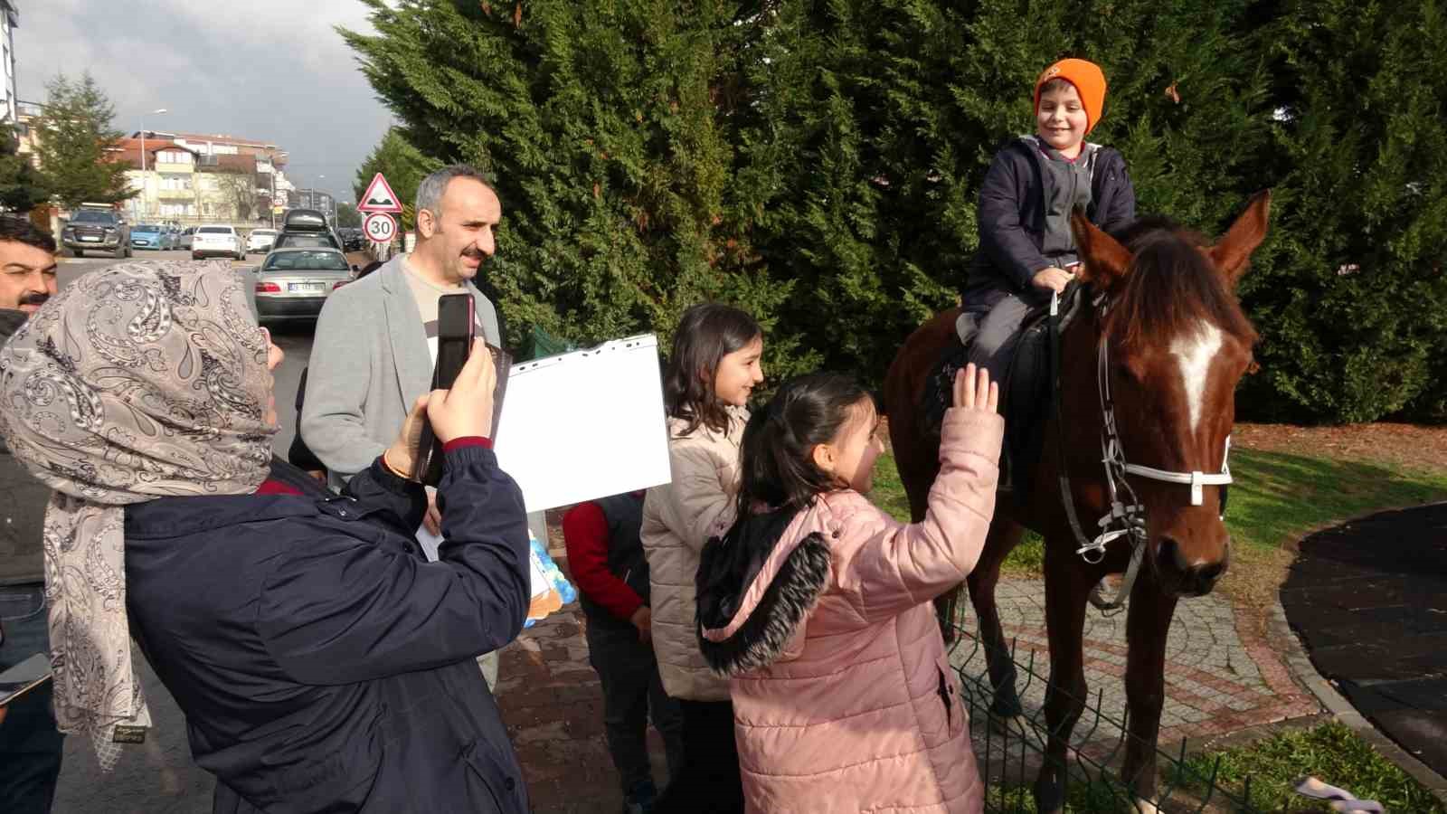 İki kardeş karnelerini atlarla almaya geldi
