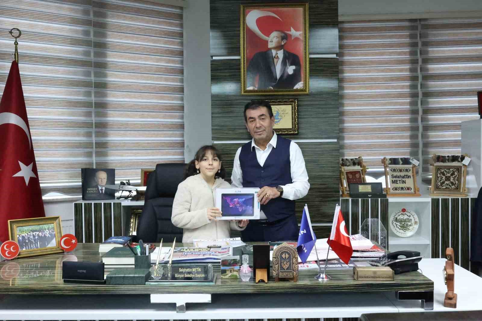 Başkan Metin’den şehit kızı Zeynep’e karne hediyesi
