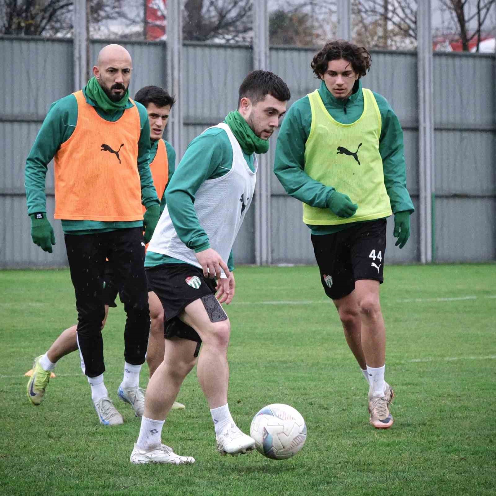 Bursaspor Başkanı Enes Çelik: “Vefa Temel’in lisansını çıkardık”
