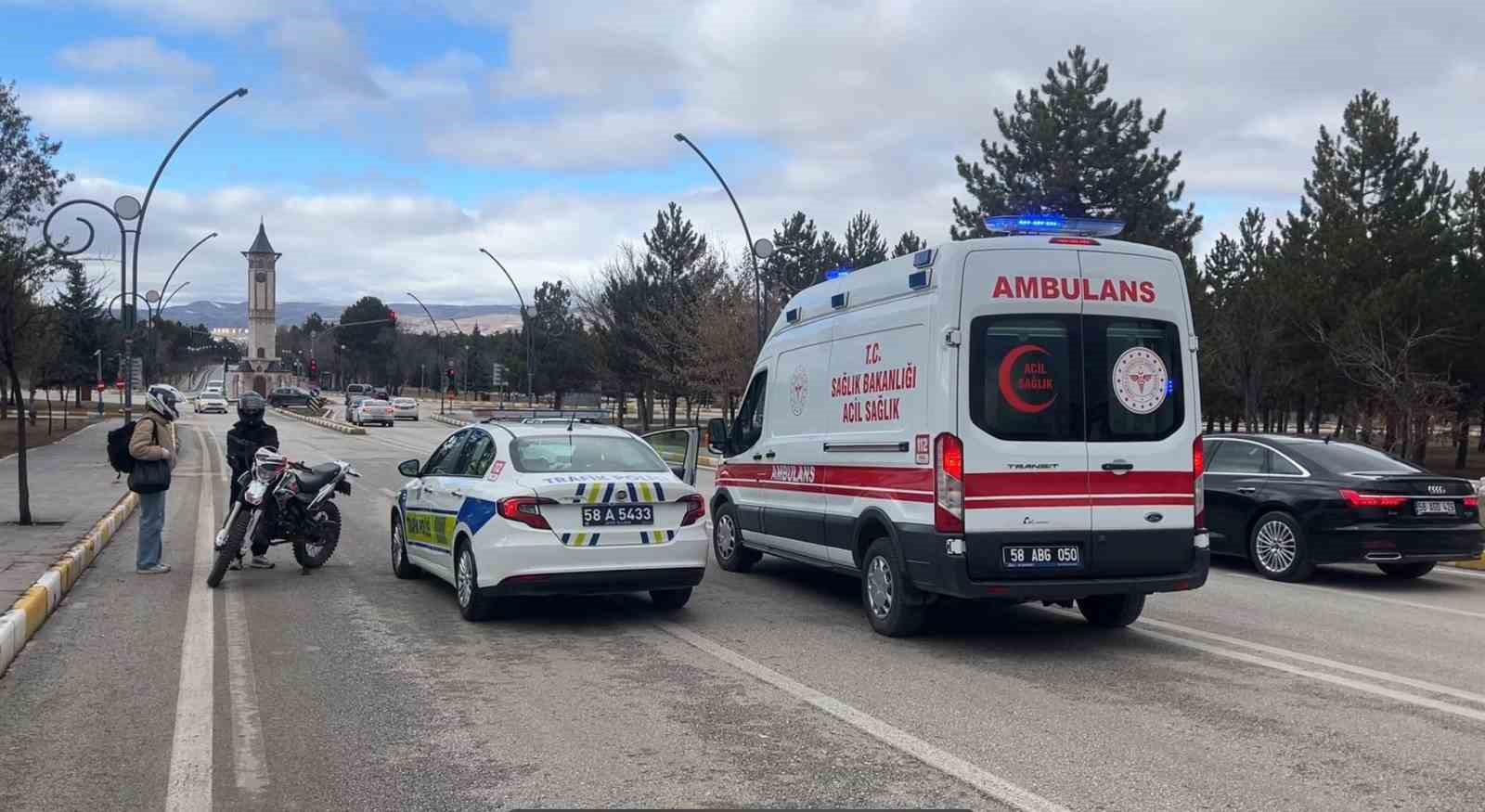 Firari asker kaçtı, polis kovaladı: Kovalamacaya motosiklet sürücüsü de katıldı
