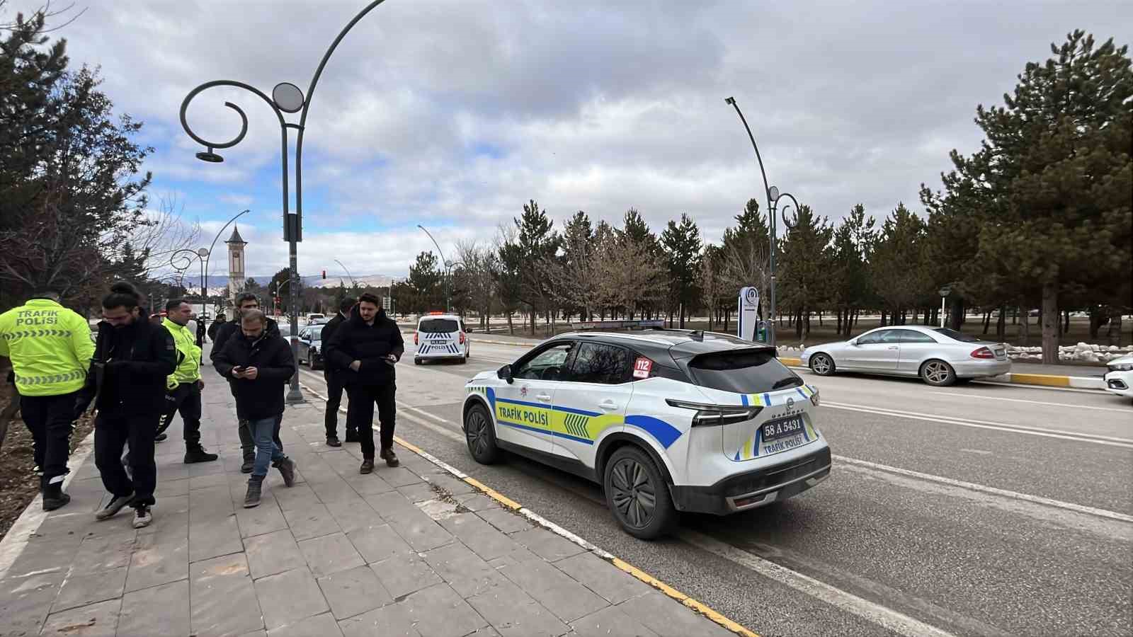 Firari asker kaçtı, polis kovaladı: Kovalamacaya motosiklet sürücüsü de katıldı
